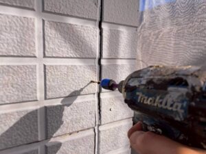 コーキングの清掃・下地処理