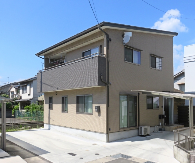 市原市の外壁塗装｜屋根塗装も一緒にするべき？別々でよいケースを解説